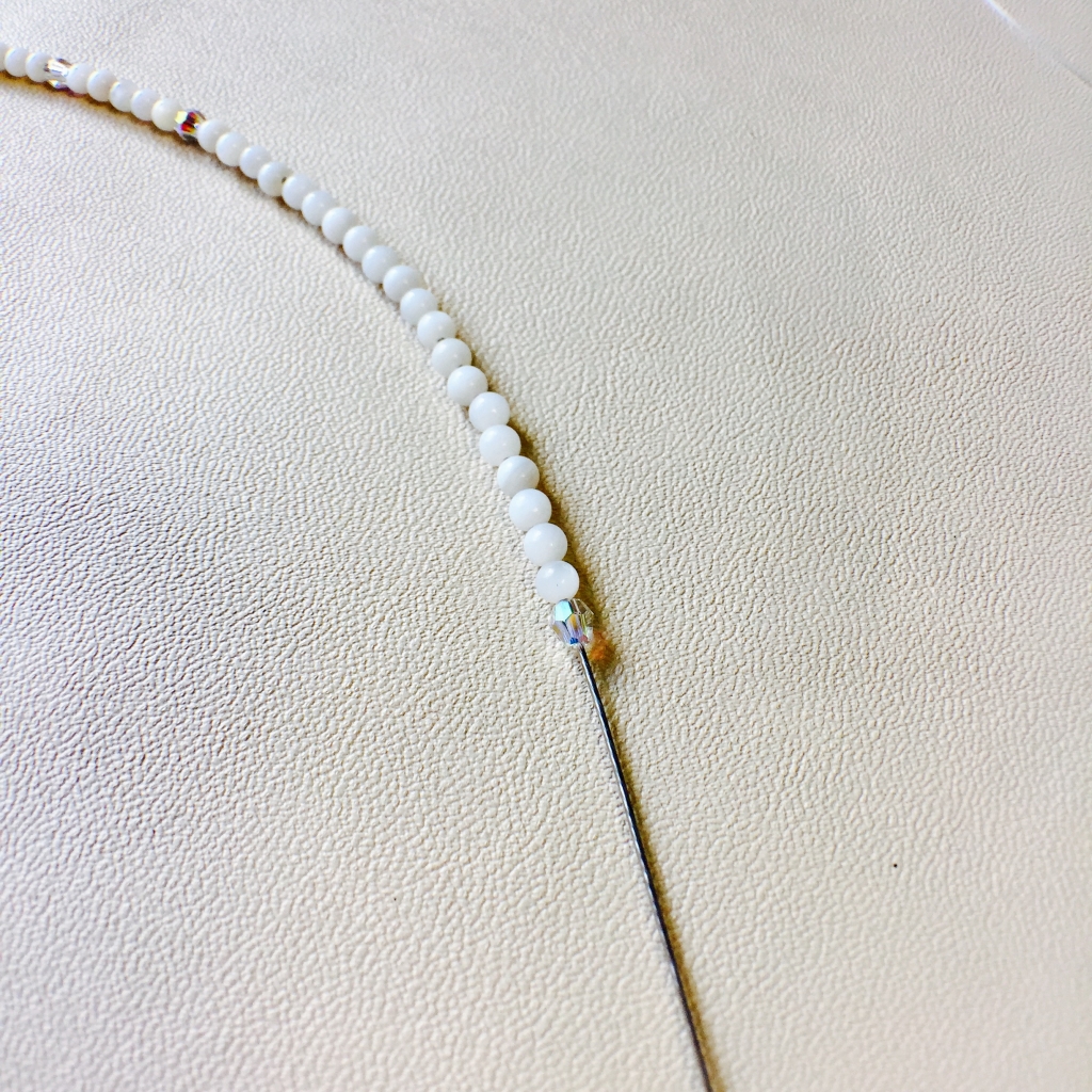 Naszyjnik z masy perłowej i kryształów Swarovski ozdobiony chwostem