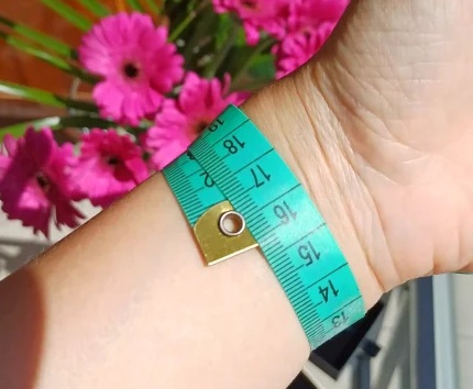 Mierzenie nadgarstka do bransoletki