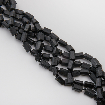 Czarny turmalin słupek nieregularny 11-16mm - na sznurze