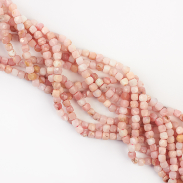 Opal różowy kostka fasetowana 4mm
