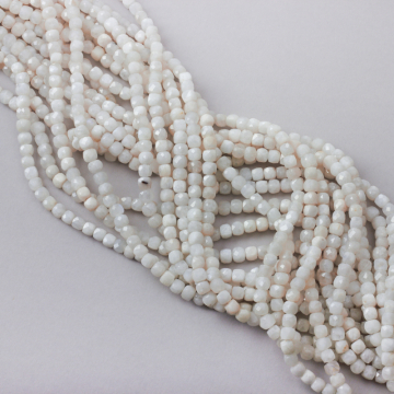 Kamień księżycowy kostka fasetowana 4mm