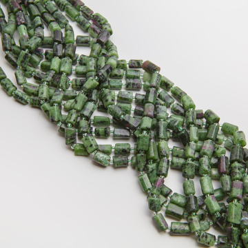 Zoisyt z rubinem słupek ciosany 8x11mm