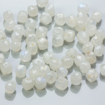 Kamień księżycowy kostka fasetowana 7mm