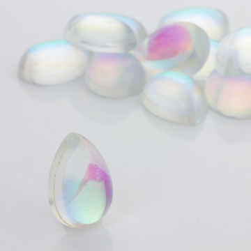 Kaboszon ze szkła kryształowego łezka opalizująca biała 25x18mm