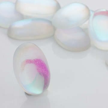 Kaboszon ze szkła kryształowego owal opalizujący biały 35x25mm