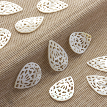 Masa perłowa łezka rzeźbiona  35x24mm