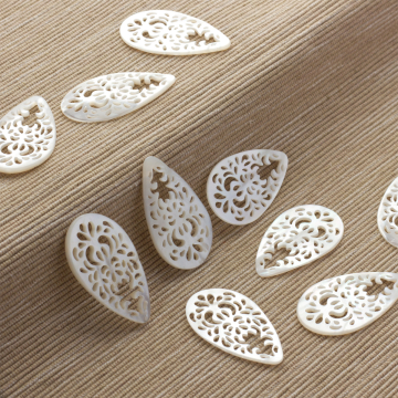 Masa perłowa łezka rzeźbiona  35x20mm