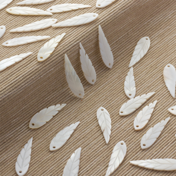 Masa perłowa liść rzeźbiony 30x8mm