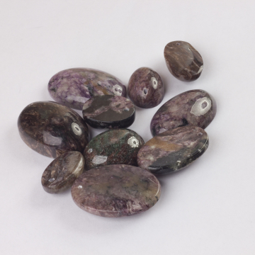 Czaroit zawieszka owal 20-40 mm