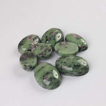 Zoisyt z rubinem zawieszka owal 25-50 mm