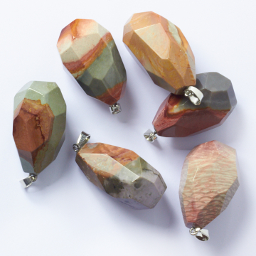 Jaspis bryłka fasetowana zawieszka 36-39mm