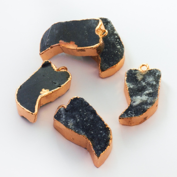 Zawieszka Agat druzy  w złotym okuciu kieł czarny 30mm