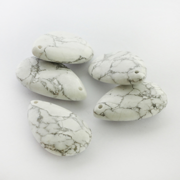 Howlit biały łezka gładka zawieszka 38mm