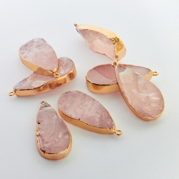 Kryształ górski różowy zawieszka łezka nieregularna w okuciu złotym 40mm