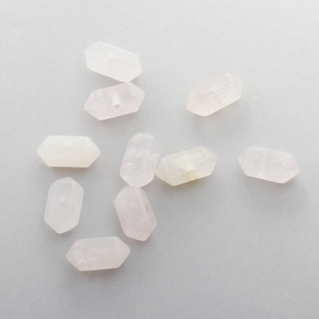 Kryształ górski różowy zawieszka grot 12,5mm