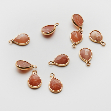 Kamień słoneczny łezka fasetowana w okuciu zawieszka 8x10mm