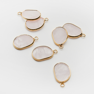 Kryształ górski owal nieregularny zawieszka w okuciu 25mm Kryształ górski owal nieregularny zawieszka w okuciu 25mm