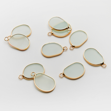 Chalcedon zielony owal nieregularny w okuciu 25mm