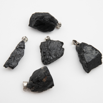 Zawieszka z surowego czarnego turmalinu 20-35mm