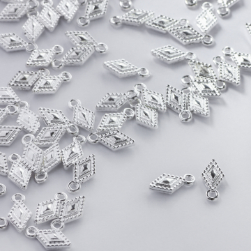 Metalowa zawieszka romb ozdobny 13mm