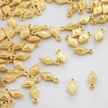 Metalowa zawieszka romb ozdobny 13mm