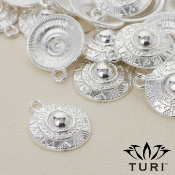 Zawieszka tarcza ze wzorkami w srebrnym kolorze 18mm