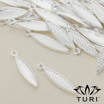 Zawieszka wrzeciono w kolorze srebrnym 24.5x5.5mm