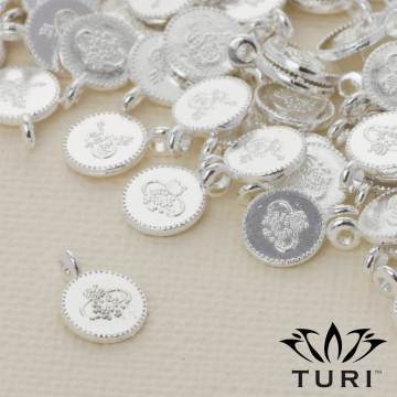 Zawieszka moneta z wzorkiem w srebrnym kolorze 7.5mm
