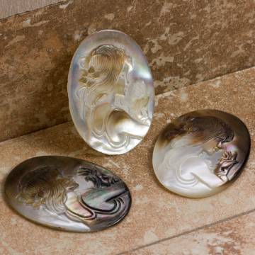Dwukolorowy kaboszon kamea z masy perłowej z damą 40x30mm