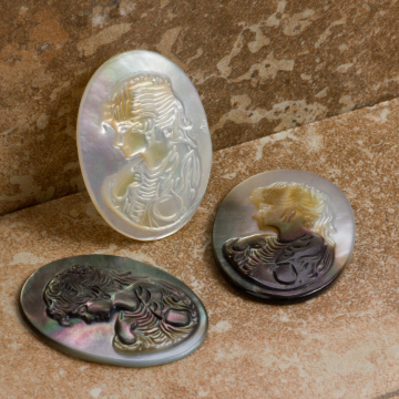 Dwukolorowy kaboszon kamea z masy perłowej z kobietą 30x22mm