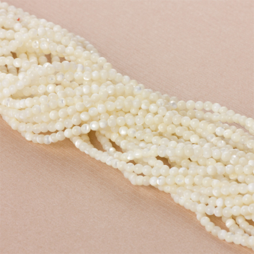 Masa perłowa kulka srebrzysta biała 4mm - na sznurze