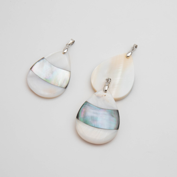 Zawieszka z muszli opalizującej Paua łezka klasyczna 50x30mm