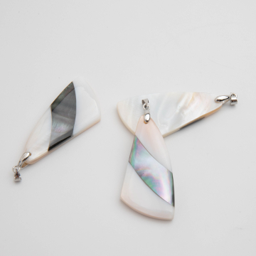 Zawieszka z muszli opalizującej Paua grot 57x23mm