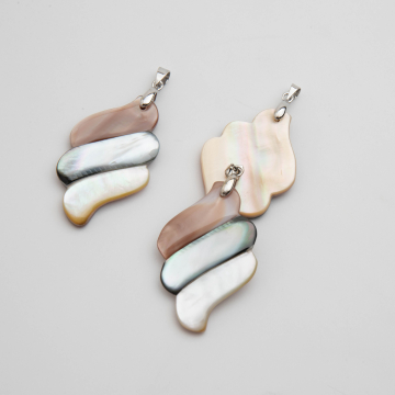 Zawieszka z muszli opalizującej Paua trzy fale 52x23,5mm