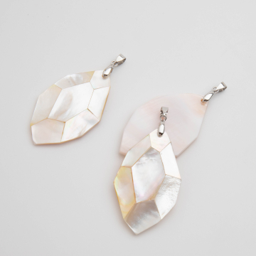 Zawieszka z muszli opalizującej Paua wielokąt 60x29mm