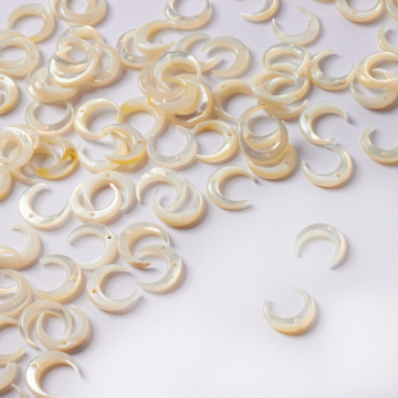 Zawieszka róg obfitości z masy perłowej biały 13mm