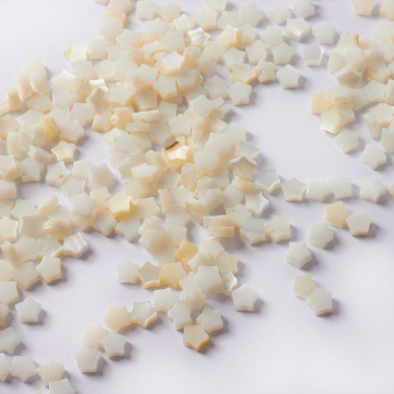 Koralik z masy perłowej gwiazdka biały 6mm