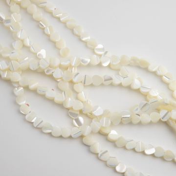 Koralik z masy perłowej serce biały 6,5mm