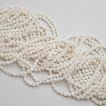 Masa perłowa kulka fasetowana biała 4mm