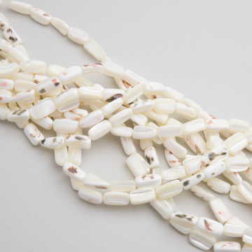 Masa perłowa bryłka nieregularna biała 13mm