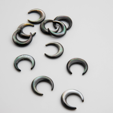 Czarna masa perłowa opalizująca róg obfitości 20mm