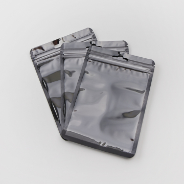 Woreczek z zamknięciem strunowym z czarnym tłem 15x10,5cm