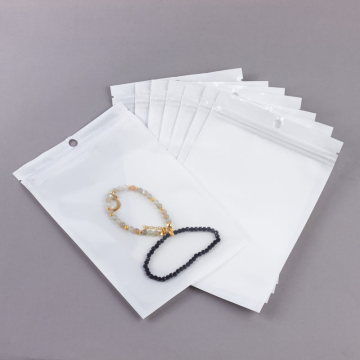 Woreczek z zamknięciem strunowym i białym tłem 12x18cm