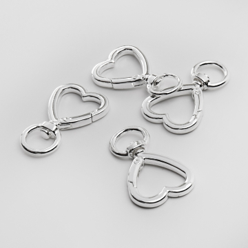 Ozdobny karabińczyk serce w kolorze srebrnym 4cm Ozdobny karabińczyk serce w kolorze srebrnym 4cm