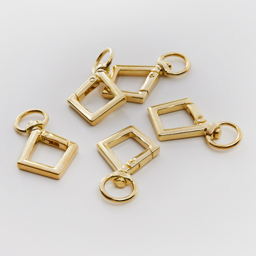 Ozdobny karabińczyk kopnięty kwadrat w kolorze zlotym 4,5cm