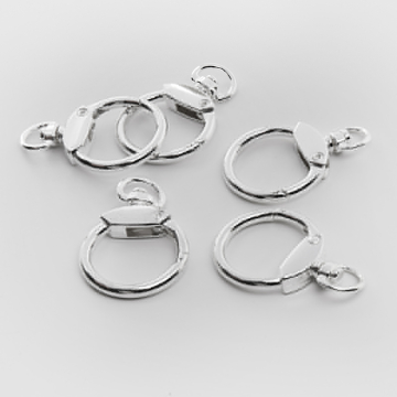 Ozdobny karabińczyk koło w kolorze srebrnym 4,5cm