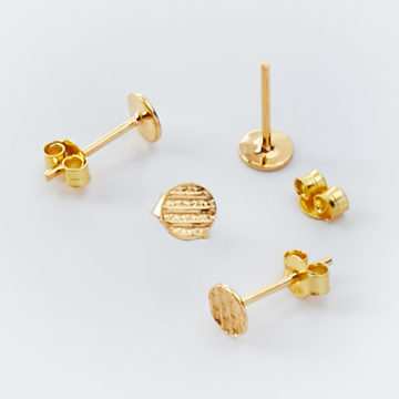 Srebrne kolczyki sztyfty mini kółeczka w kratkę AG925 pozłacane 5mm