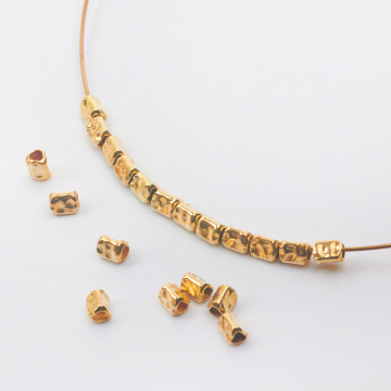 Srebrna przekładka trójkąt młotkowany AG925 pozłacany 4,5mm