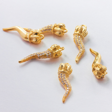 Srebrna zawieszka papryczka w koronie z cyrkoniami AG925 19mm