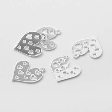 Srebrna zawieszka serce z wyciętymi sercami AG925 12mm